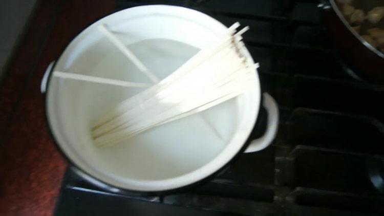 Per preparare i noodles udon, fai bollire i noodles