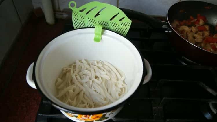 Per preparare i noodles udon, prepara gli ingredienti