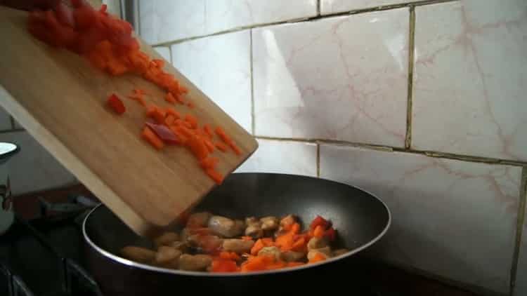 За да направите юдонска юфка, пържете зеленчуци