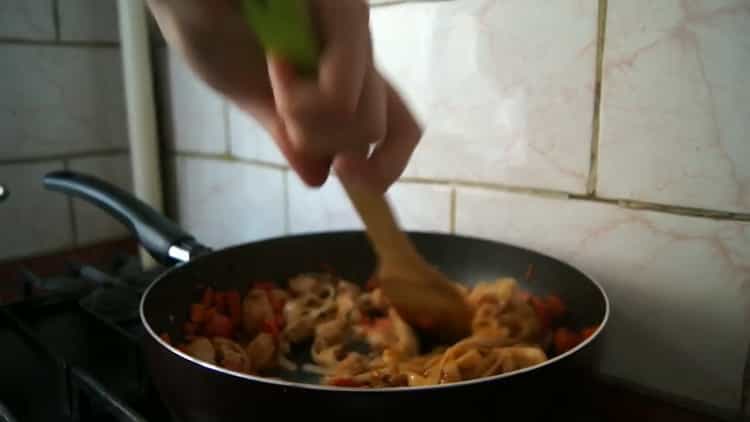 Norėdami gaminti udon makaronus, sumaišykite mėsą ir makaronus