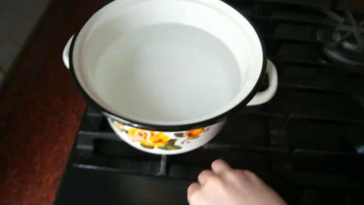 Udon tészta készítéséhez melegítse fel a vizet