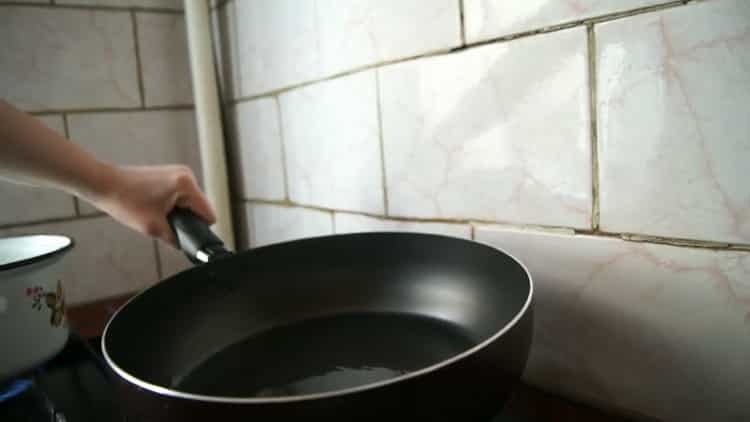 Norėdami gaminti udon makaronus, paruoškite keptuvę