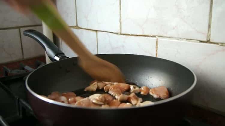 За да направите юдонска юфка, запържете месото