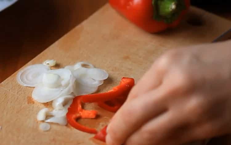 Накълцайте зеленчуци, за да направите юфка от фрунчеза