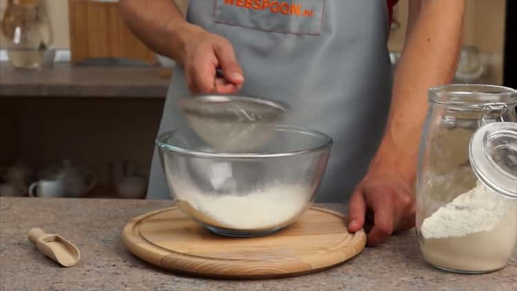 Szitálj lisztet a tészta elkészítéséhez