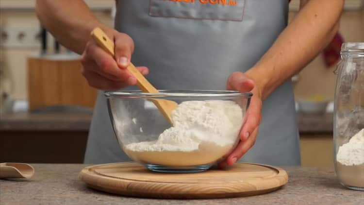 Комбинирайте брашно и мая, за да направите тестото.