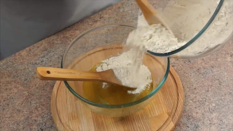 Комбинирайте брашно и масло, за да приготвите тестото.