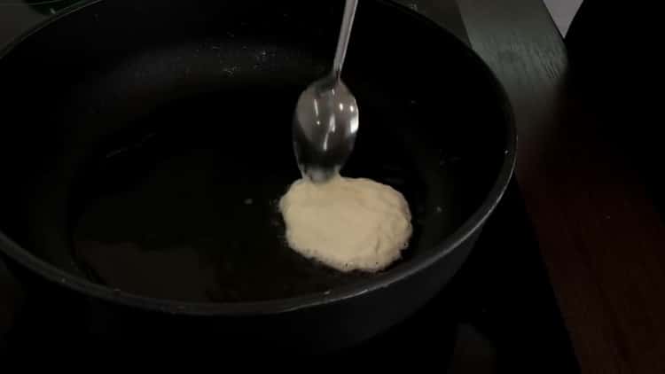 Lustafehérje készítéséhez tegye a tésztát egy serpenyőbe