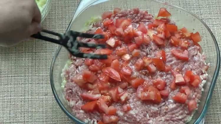 Zum Zubereiten von faulen Kohlrouladen eine Schicht Tomaten darauf legen