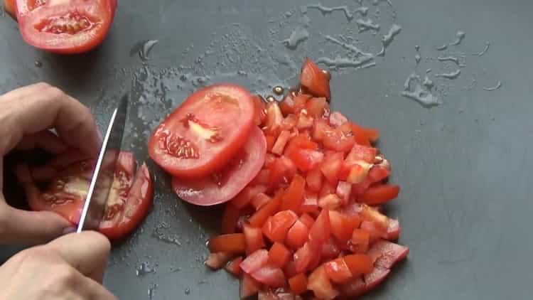 За да направите лениви рулца зеле, нарежете доматите