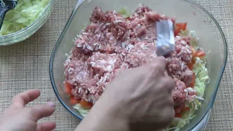لتحضير لفائف الملفوف الكسولة ، ضع طبقة من اللحم المفروم