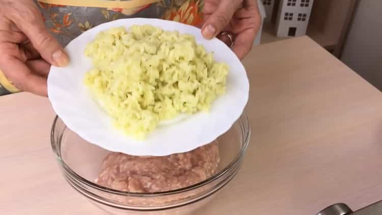 Για να μαγειρέψετε γεμιστό λάχανο, βράζετε ρύζι