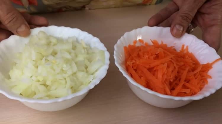 За да приготвите зелеви рулца, нарежете зеленчуците