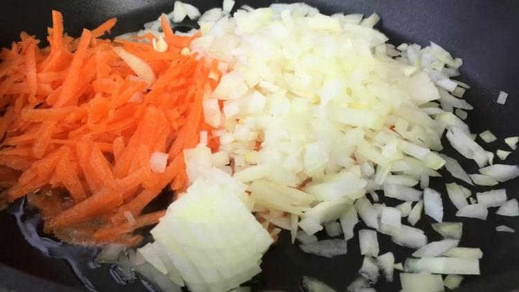 Friggi le verdure per preparare involtini di cavolo