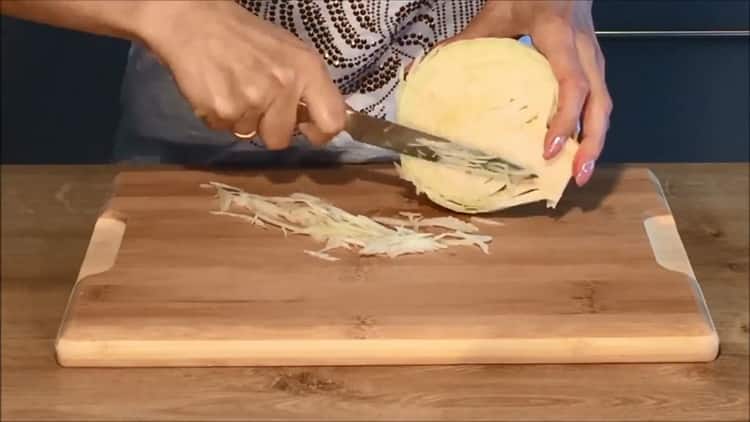 Πώς να μαγειρέψετε λεπτές ρόδες λάχανο με ρύζι λάχανο και κιμά