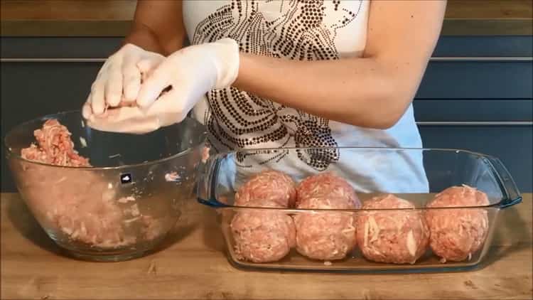 Lusta káposzta tekercs készítéséhez húsgombócot készítsen