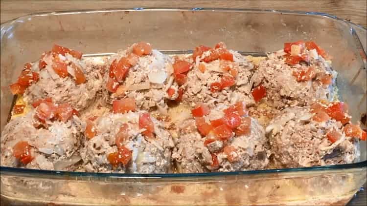 Schmackhafte faule Kohlrouladen mit Kohlreis und Hackfleisch in Sauerrahm und Tomatensauce