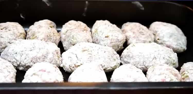 Für die Zubereitung der Kohlrouladen die Pastetchen in die Form geben