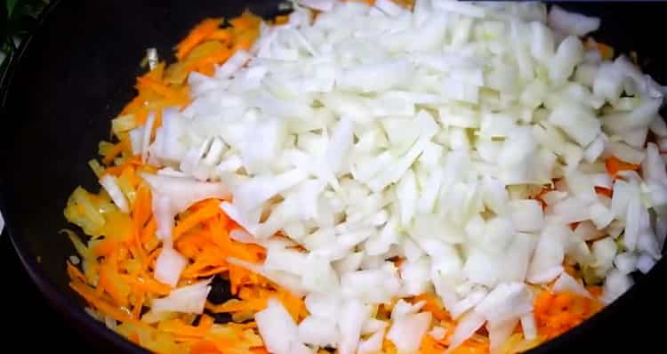 Τηγανίστε τα λαχανικά για να φτιάξετε ρολά λάχανου