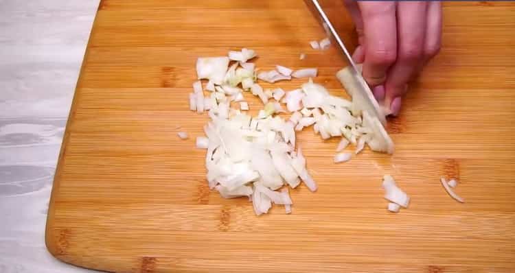 Για να κάνετε ρολά λάχανο, ψιλοκόψτε το κρεμμύδι