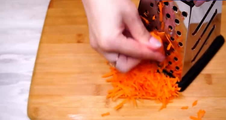 За да направите зелеви рулца, настържете морковите