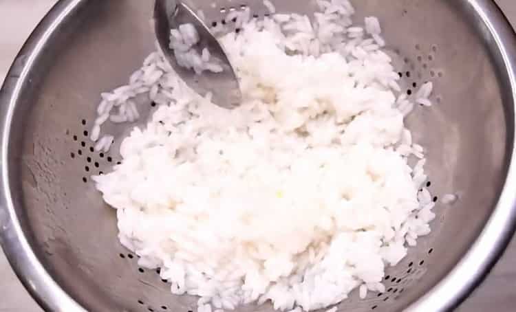 Keitä täytettyä kaalia, keitä riisi