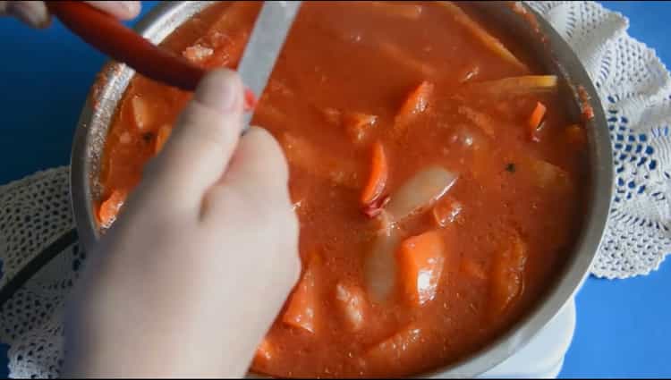 Για να μαγειρέψετε lecho, ψιλοκόψτε το πιπέρι