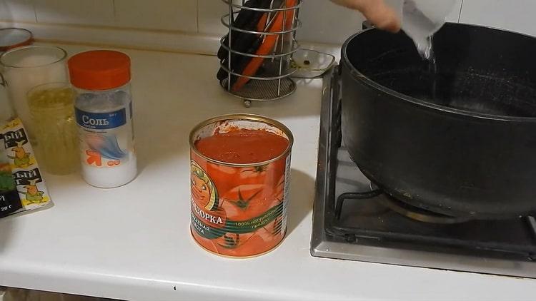 Για να φτιάξετε το lecho, ετοιμάστε τη μαρινάδα