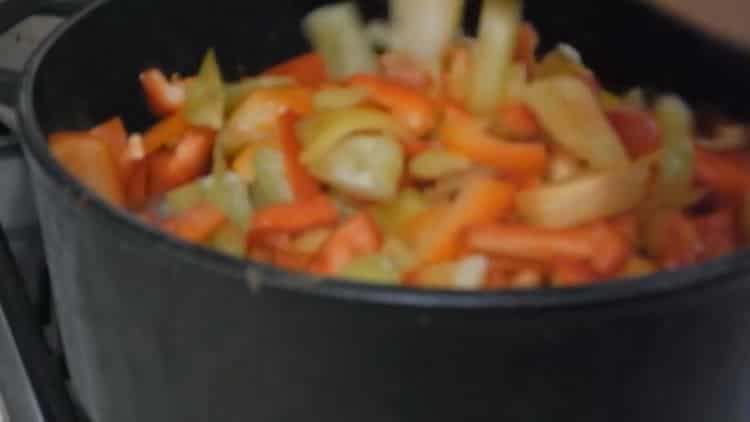 Για να μαγειρέψετε λετσό, ψιλοκόψτε το πιπέρι