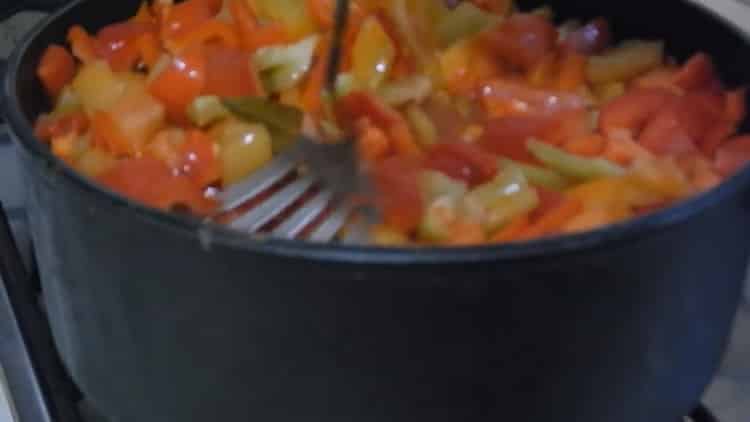 Για να κάνετε lecho, βάλτε το πιπέρι στη μαρινάδα