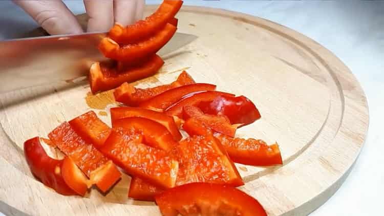 Για να προετοιμάσετε το lecho για το χειμώνα, κόψτε το πιπέρι
