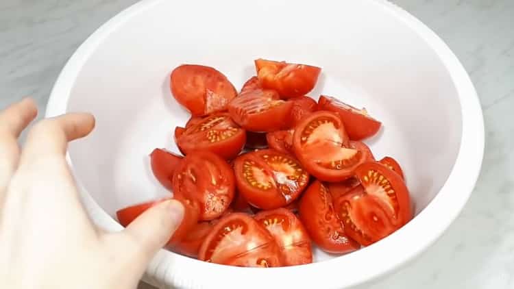 Για να μαγειρέψετε lecho, ψιλοκόψτε τις ντομάτες