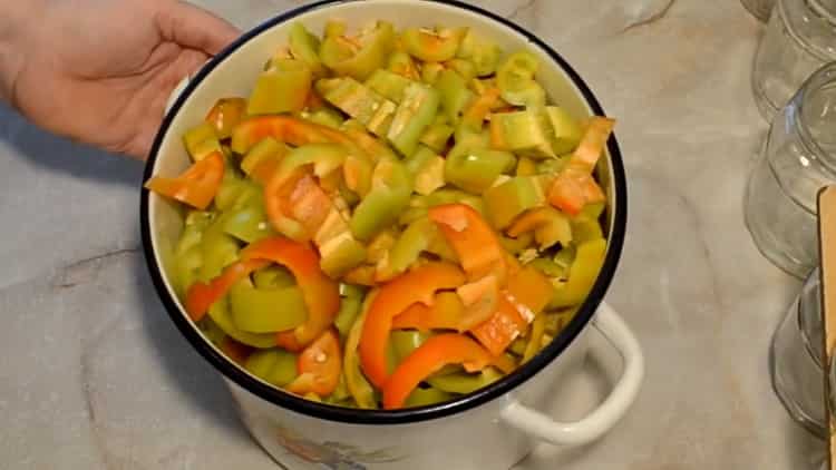 Για μαγείρεμα lecho κόψτε πιπέρι