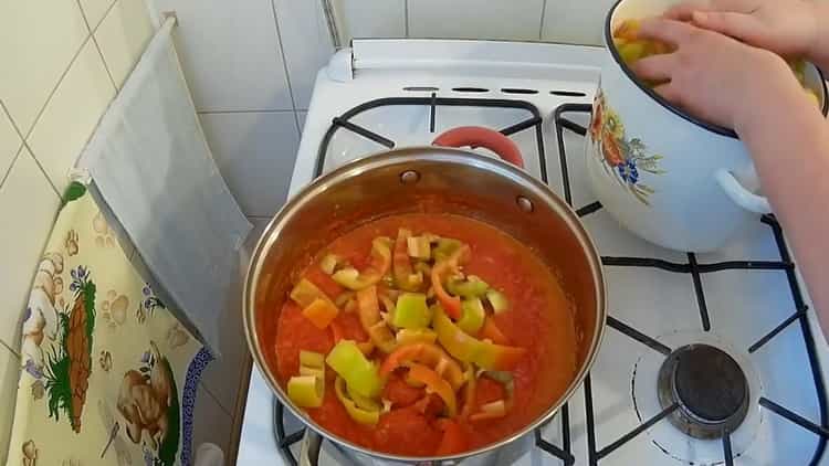 Για να προετοιμάσετε το lecho, προσθέστε το πιπέρι στη σάλτσα