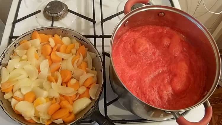 Για να μαγειρέψετε lecho, τηγανίζετε τα λαχανικά