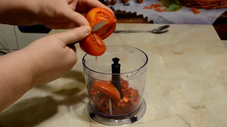 Για να μαγειρέψετε λετσό, ψιλοκόψτε την ντομάτα