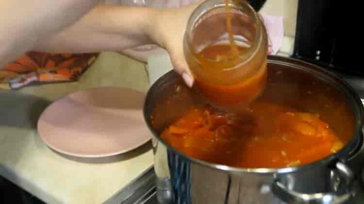 Για να προετοιμάσετε το lecho, βάλτε το lecho σε ένα βάζο
