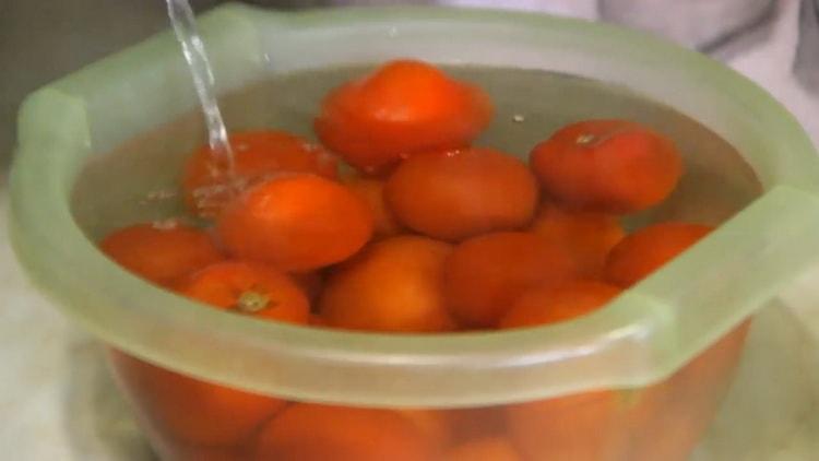 Tomaten für Lecho blanchieren