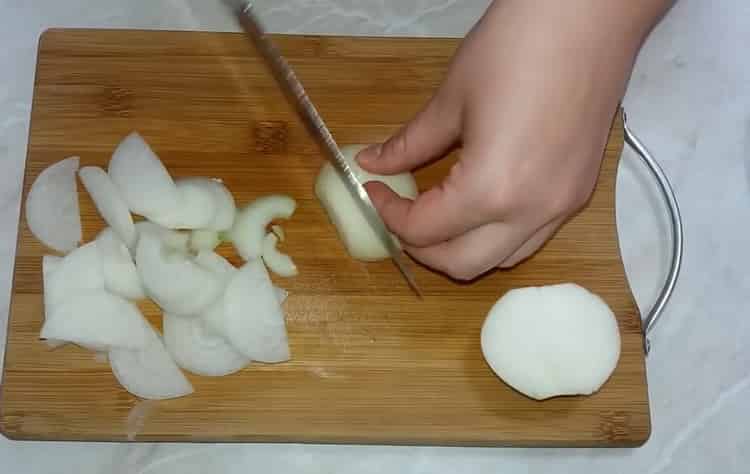 Zum Kochen von Lecho die Zwiebel hacken