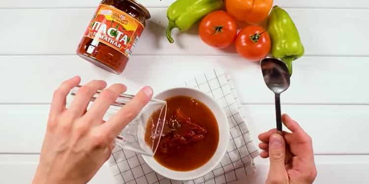 Kochen von Lecho mit Tomatenmark
