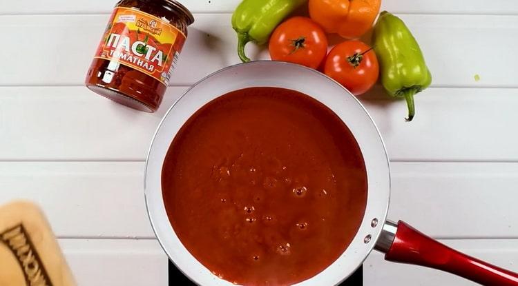 Zum Kochen die Tomate zum Kochen bringen