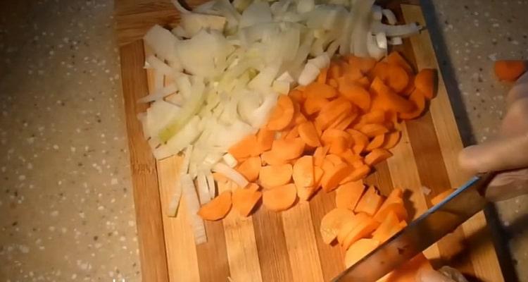 Nakrájejte zeleninu na výrobu lobio