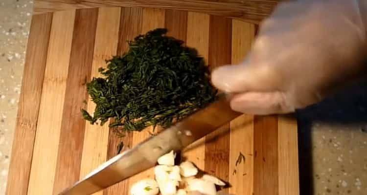 Per tagliare lobio, tagliare l'aglio