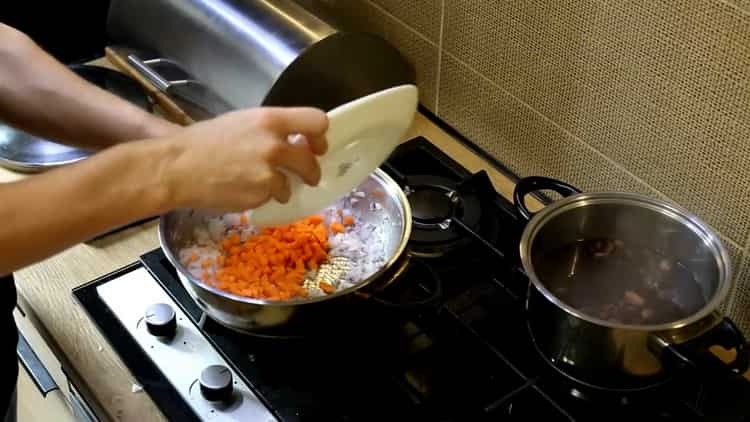 Για το μαγείρεμα, κόψτε τα καρότα