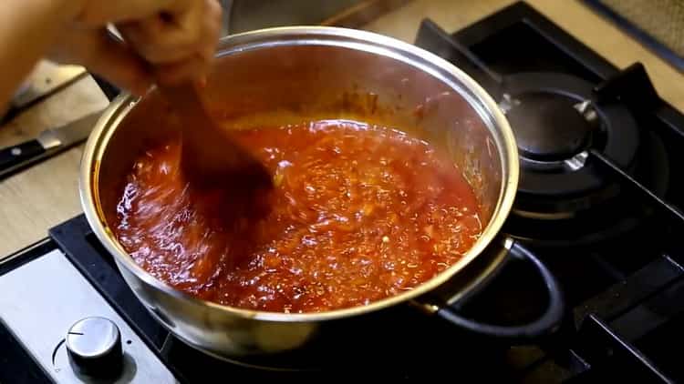 Přidejte rajčatovou pastu k vaření