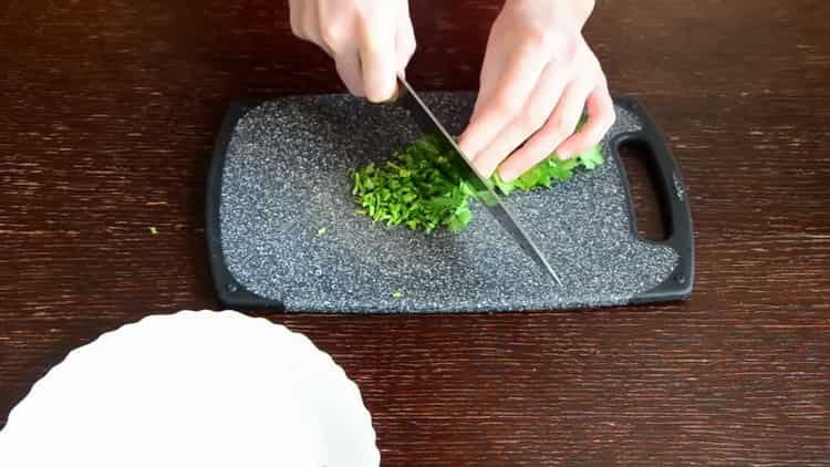 За да направите лобио от червен боб на грузински, нарязайте зелени