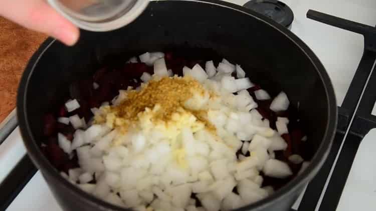 Για να φτιάξετε το κόκκινο φασόλι στο γεωργιανό προσθέτουμε μπαχαρικά