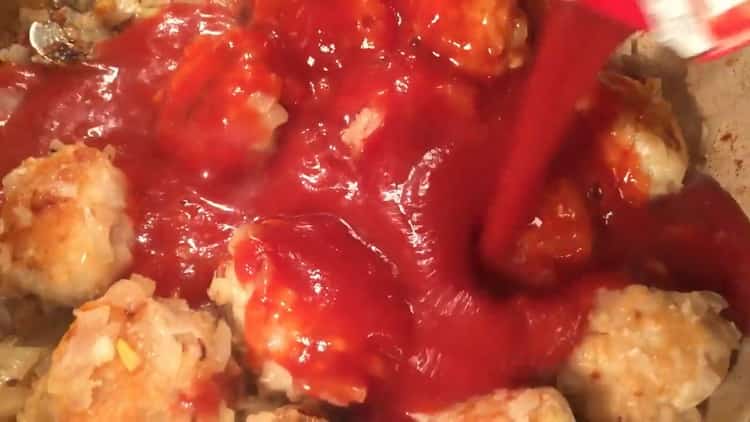 Fügen Sie Tomatensaft hinzu, um Nudeln mit Schnitzel zuzubereiten
