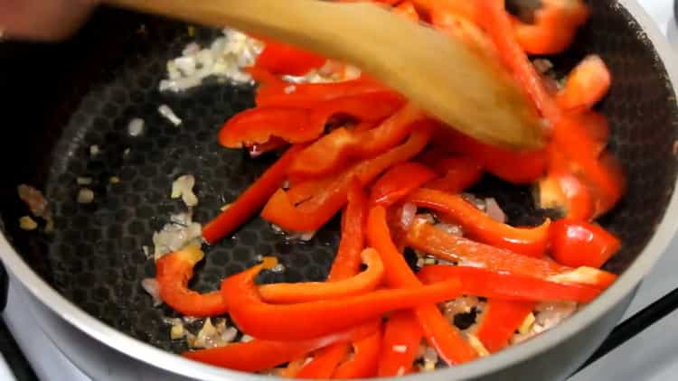 Για να μαγειρέψετε ζυμαρικά, ψιλοκόψτε το πιπέρι