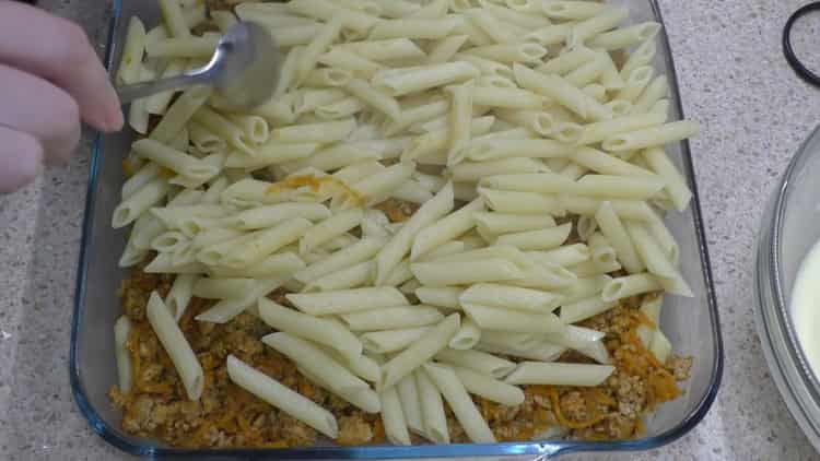 Para sa pagluluto ng pasta, maglatag ng isa pang layer ng pasta